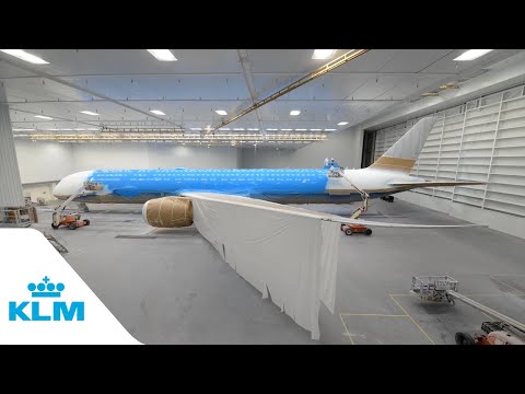 Timelapse: painting KLM&#039;s first Boeing 787-10 - KLM