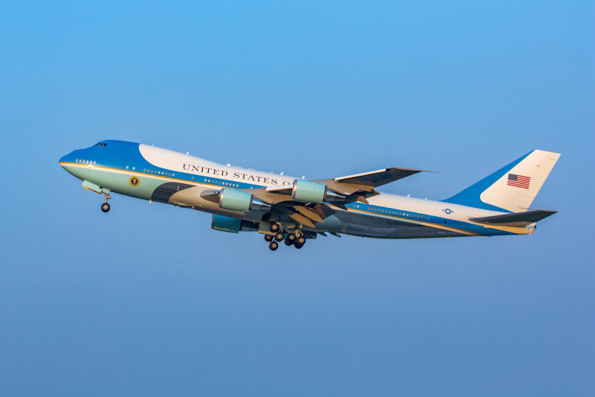 How to Become an Air Force One Pilot, and How Much Do They Earn? - Hangar.Flights