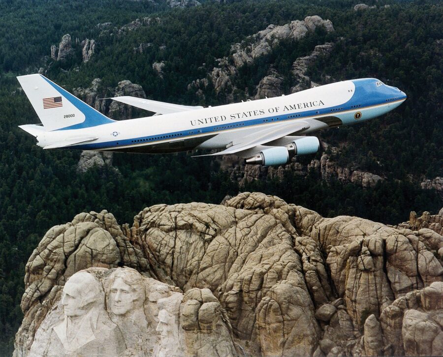 How to Become an Air Force One Pilot, and How Much Do They Earn?