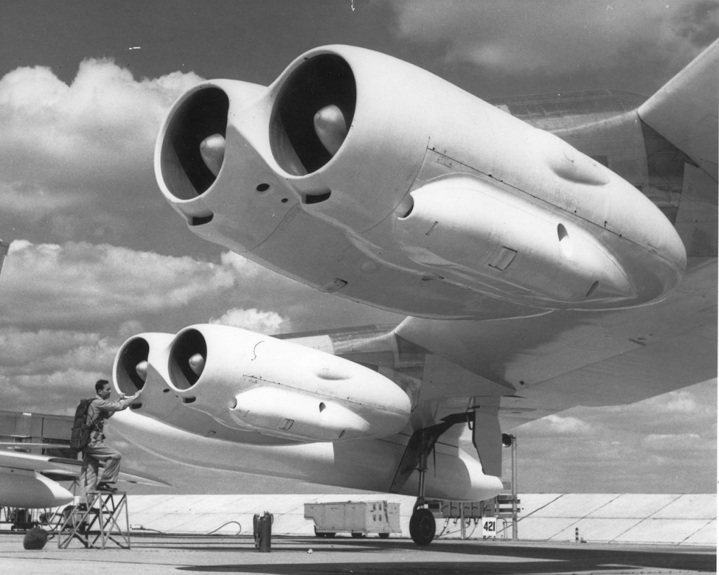 The Difference Between Turbojet and Turbofan Engines Explained