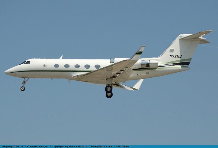 14 Athletes Who Own Private Jets - Magic Johnson - Gulfstream III