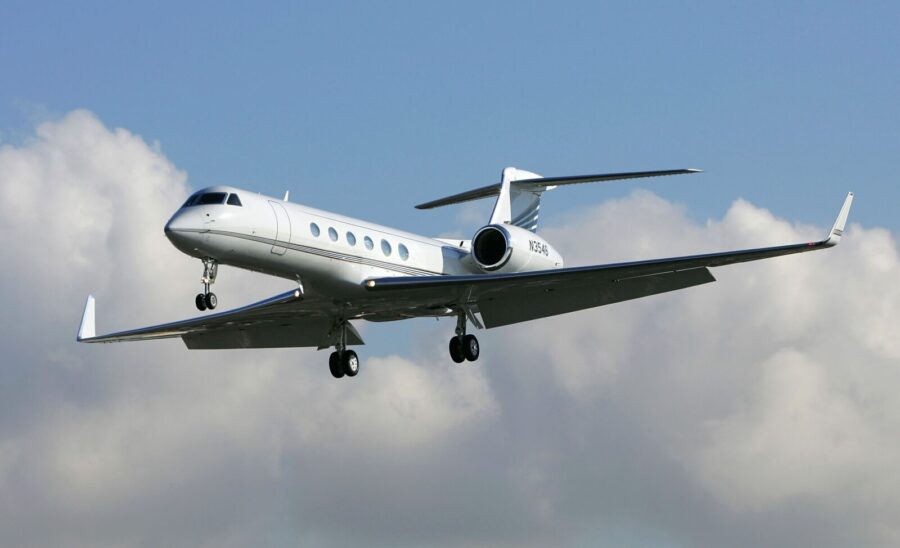 14 Athletes Who Own Private Jets - Tiger Woods - Gulfstream G550