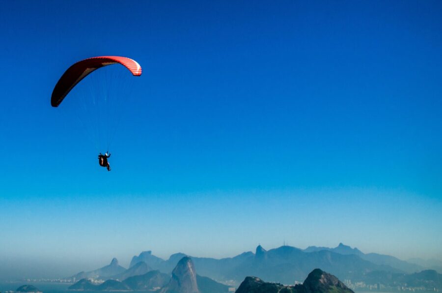 The Best Seasons and Times to go Paragliding